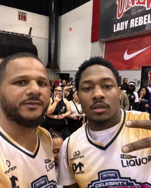 Anthony Dirrell Instagram - Fun game and the win with @stefondiggs  @trevonddiggs @19problemz @imanitrishawn @realpacman24 @gary.payton.20