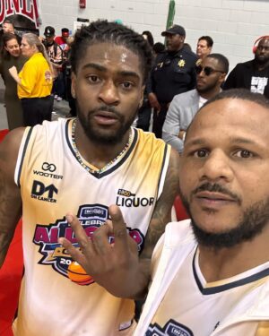 Anthony Dirrell Instagram - Fun game and the win with @stefondiggs  @trevonddiggs @19problemz @imanitrishawn @realpacman24 @gary.payton.20