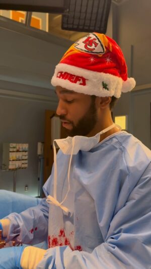 Anthony Hill Instagram - Happy Holidaysss & Happy Game Day • #GoChiefs

-From your friendly neighborhood 
pretend surgeon 🌟🏈🎄