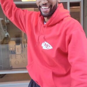 Anthony Hill Instagram - It's Red Friday on the set of Grey's Anatomy! I'm spreadin that Chiefs cheer, like a true Kansas Citian should. #ChiefsKingdom where you at!?!

#Superbowl #RedFriday #GreysAnatomy 

(Thank you @samanthac.jpg for the 🔥 hoodie!)

🎥: @sabreebree1