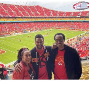 Anthony Hill Instagram - Thank you @chiefs for the hometown hospitality, much appreciated 🙏🏾!! Solid W... My mom's your good luck charm, you're welcome. #ChiefsKingdom

📸: the legendary @mccabealex
