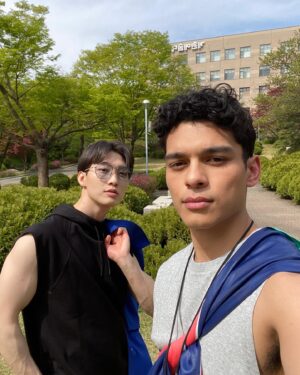 Anthony Keyvan Instagram - me and my KISS fam 🫶🏼 hope you’re all enjoying @xokittynetflix !!