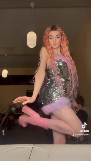 Anthony Lexa Instagram - the Sex Education rollercoaster from my first audition with an eye infection to meeting some of my favourite people. what a beautiful ride it was❤️

#trans #sexeducationseason4 #fyp