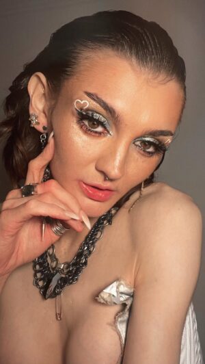 Anthony Lexa Instagram - Get ready with @anthony.lexa for the Glamour Woman of the Year awards using all Glisten products. 💖

🛍️Time Warp Palette | Milk & Cola Wet Liners | Sea Chroma Flakes | Ocean Glis Gloss

#GRWM #gloss #liner #eyeliner #glistencosmetics #sexeducation #anthonylexa #wetliner #glamour #glamourawards #glamourwomenoftheyear #bluemakeup #makeuplook #glitter #sparkle #graphicliner #editorialmakeup #getreadywithme #getready