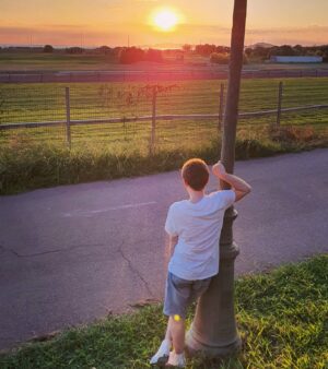 Anthony Lyricos Instagram - Tu as vu des personnes s’en aller, et toi, à courir, à pleurer, à crier, ou peut être à hurler... Il y a des personnes qui t'ont lâché la main pendant que tu essayais de serrer la leur plus fort. Tu cours à la conquête de cœurs inégalés, tu te brades dans l'espoir que tes sacrifices t'apportent quelques marguerites ; un baiser au petit-déjeuner, une bonne nuit sans larmes !

Quand tu étais gosse,  il n'y a personne qui t'a dit : " N'insiste pas, laisse tomber, joue avec ceux qui te veulent "...

Tu t'es toujours demandé pourquoi tu étais complètement abandonné. cet enfant qui ne demande que d'être accepté, qui ne connaît pas la différence entre l'approbation et l'estimation, entre l'accueil et l'amour. As-tu déjà vu une étoile se contenter de la terre ? As-tu déjà vu le soleil s'éteindre juste parce que quelqu'un détestait sa lumière ? As-tu déjà vu une fleur survivre sans eau ?

S'aimer signifie aussi ceci : Conquérir son ciel, continuer à briller malgré tout et tout le monde... et apprendre à laisser partir.
C'est ça Le secret, ce n'est pas d'insister, de quémander de l'attention !
Le secret, c'est de lâcher prise...

Laisse-les partir, laisse cet endroit libre pour celui ou celle qui le méritera vraiment. Ne le céde pas à n'importe qui, parce que tout le monde n'est pas prêt à te regarder vraiment, tout le monde n'est pas en mesure d'apprécier ton spectacle... de haute magie !!! Alors Maintenant, laisse-les s’en aller...♥️