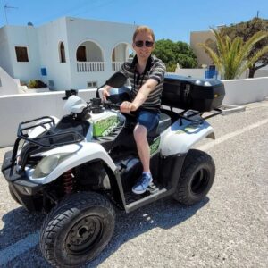 Anthony Lyricos Instagram - Explorer l'île de Santorin de Fira à Ouia en passant pas les petites routes tellement pleine de charmes et aux couleurs chatoyantes de la Grèce ♥️