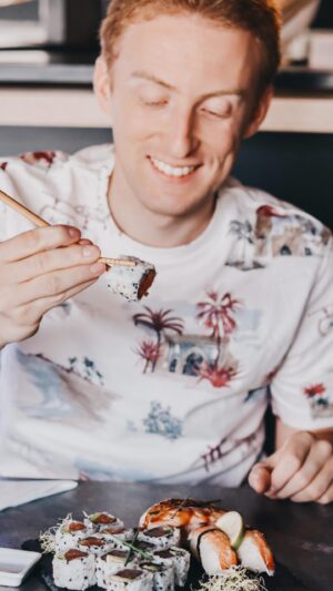 Anthony Lyricos Instagram - Un moment de partage avec notre si gentil Anthony Lyricos.

Il y a quelques jours Anthony a souhaité apprendre à faire des sushis ( pour pouvoir les refaire chez lui 🤪) c’est chose faite et réussie ! 👍🏻

Une après-midi de partage et d’échange, c’etait génial
Merci pour ta gentillesse et nous te souhaitons bonne chance pour l’émission ! 🫶🏼