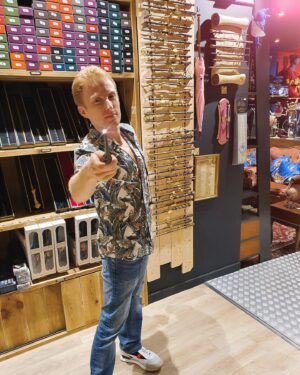 Anthony Lyricos Instagram - Hier après midi j'étais à la boutique Harry potter chez Olivanders en mode Ron Weasley , j'ai essayé des répliques authentiques des baguettes magique du monde des sorciers !  expecto patronum 🤣👌🏻

Ma préférence forcément celle de dumbledore 🧙‍♂️