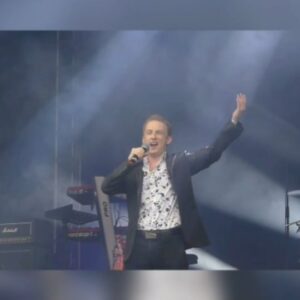 Anthony Lyricos Instagram - Du haut de sa tour et travaillant dans les affaires , il se remet un soir en question et se met a rêver de la vie qu'il rêve vraiment . Il aurait voulu être un artiste.....🙄 ♥