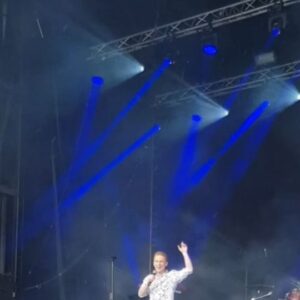 Anthony Lyricos Instagram - Quel bonheur de revenir sur scène et de retrouver son public dans ce magnifique festival italien et de chanter cet air juste poignant " all by myself " après deux ans dans l'obscurité 🎶♥️

Remerciements : @centre_culturel_seraing