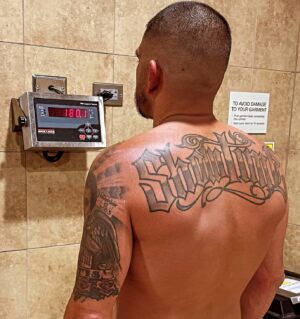 Anthony Pettis Instagram - 5 lbs to go 💪🏽🎥⌚️ #professional #teampettis
