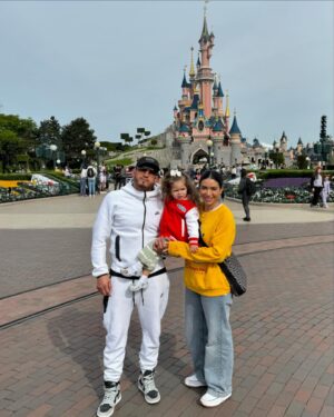 Anthony Pettis Instagram - Disney Land Paris 🇫🇷