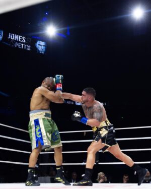 Anthony Pettis Instagram - Last night really happened!! 🤯

Defeating the legend Roy Jones Jr in my pro boxing debut in front of my hometown is something out of my deepest dreams. Thank you Milwaukee!! Thank you Gamebred !! Thank you to my coaches!! And thank you Roy Jones for stepping in there with me!! 🙏🙏