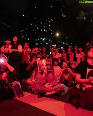 Anthony Wong Yiu-Ming Instagram - Posted @withregram • @the_collectivehk 台灣集會｜國會改革法案三讀通過　入夜七萬人聚集高呼：重啟社會對話

台灣的立法院改革法案引起爭議，上周五有十萬人集會要求退回法案，今（ 28日）午《立法院職權行使法》修正草案已二讀表決通過，進行三讀程序，並在今日五時，三讀通過。

立法院外，集會人士把寫上「公民捍衛民主」和「重啟社會對話」的兩個大白球，透過人群傳遞到立法院閘外，並高叫「捍衛民主」、「拒絕國會黑箱」、「重啟社會對話」的口號。

公民團體宣佈，下周會向行政院請願，要求提請立法院覆議，並積極在國民黨立委選區展開「草根對話」，試圖在「藍白」掌握議會大多數的情況下，影響覆議結。入夜，集會人數達七萬人。

記者：王紀堯

攝影：HEY、徐君浩

#集誌社 #台灣 #立法院改革法案 #三讀通過