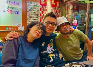 Anthony Wong Yiu-Ming Instagram - 我們終於可以坐下來唞一唞。

先謝謝台灣的各位及世上所有地方在線上看的，我們已經很累了，晚安。明天再談。😘😘😘😘