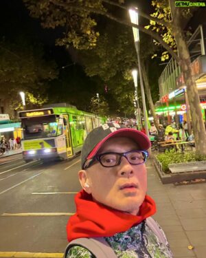 Anthony Wong Yiu-Ming Instagram - 星期三的墨爾本都已經咁繽紛，咁星期四晚我哋要玩盡佢，聽晚舞台上見。

#黃耀明邊走邊唱墨爾本
#黃耀明邊走邊唱悉尼 

Ticketing link in bio and comments