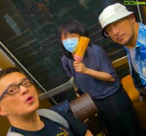 Anthony Wong Yiu-Ming Instagram - 其實今天世上所有地方，是我和李姑娘久別重逢，她再次為我們編曲的作品。👏👏👏👏

Posted @withregram • @_veegay_ 邊走邊唱演唱會/李姑娘 note:
.
明仔一首歌《住》，馮穎琪x周耀輝寫的，曲式、編曲很 cantopop , 非常咁 not 明仔曲風，反而成為亮點！！演唱會經歷過「邊走邊唱」，來到呢首歌，呢個位。突然，一首100% cantopop, 感覺勁踏實、勁貼地，歌詞唱到「燈火熄了，世界在哪裡⋯」，嗰D愛，係咁湧出來。然後馬上flow 落《今天世上所有地方》，我每次玩到呢個位，都有好強烈「快樂人共並肩」的心緒，energy 勁強。究竟「Home Kong」在那裡？
.
是這個演唱會，我最愛的點，靚 flow。
好娘啊，勁窩心，好鍾意⋯⋯⋯ 
@vickyneverhome @yiufaichow 
.
to my performing besties, GOOD SHOW! 
@wongyiuminganthony 
@tcbear 
.
to fans and friends, seeya soon xxx
#黃耀明邊走邊唱