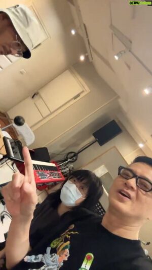 Anthony Wong Yiu-Ming Instagram - 我們在台北剛剛發現一個有趣樂器，跟我們聽晚嘅新北市獨家歌曲有關係，你估是什麼歌呢，無論如何聽晚見，無論是現場抑或線上看。

#黃耀明邊走邊唱新北