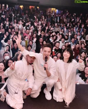 Anthony Wong Yiu-Ming Instagram - 因為剛剛病好，所以沒有足夠的綵排，戰戰兢兢的來到第一次演出的墨爾本，碰到又熱情又慷慨的你們，成就了難忘的一夜派對。謝謝墨爾本，星期四晚我們玩得很開心，希望我們很快可以再見。星期日晚我們悉尼再見。

#黃耀明邊走邊唱墨爾本
#黃耀明邊走邊唱悉尼

Ticketing link in bio and comments