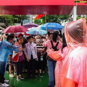 Anthony Wong Yiu-Ming Instagram - 家鄉的鄉民不可以記住自己的歷史，但可以繼續進行各種買賣…..

「誰知是否擁有　誰管多麼荒謬
任年年月月日日晚晚都繼續競投

賣掉舊夢跟舊愁
賣掉伴著我的憂
代換了新愛　才來渡以後
賣掉痛苦買美酒

賣掉寂寞的自由　賣掉願望和感受
賣掉了所有　來期待以後,
賣掉理想買借口」

Posted @withregram • @initiumphoto 【香港23條實施後首個六四，維園歌舞昇平、續辦家鄉嘉年華】https://bit.ly/3X2SRmN 

六四踏入三十五週年，家鄉市集嘉年華連續第二年佔據維園，也是《維護國家安全條例》立法後，香港的首個六四。

「敏感的事情，我們上了年紀便不理會了，買些生活用品較為實際。」從大陸來港居住30多年的林小姐說。

「八九六四那時我都不在現場，即使是真的，幾十年後都淡化了。」林小姐忙於整理手推車裏的特產，表示自己並不關心六四。

「可能以前有學過，但是不記得了。六四是一個什麼節日嗎？」大學生張小姐來自深圳，她從Facebook看到家鄉市集的廣告，於是和友人一行三人乘搭一小時車程來到香港。

被問到知否維園歷年曾舉辦六四晚會，張小姐對此印象模糊，不肯定是否曾在小紅書上看過。
 
第二屆家鄉市集得到政府多個政策局支持，28個省級同鄉社團共設置220多個展攤販賣家鄉特產。維園的叫賣聲和歌聲貫穿全場，部份商戶穿着民族服飾吸引遊客，亦有攤檔提供試食。

遊客以長者結伴同行為主，有同鄉會成群以團體入場，旅遊巴則停泊於維園外。他們拉起印有同鄉會全稱的紅色布匹，豎起拇指站在展板前拍照打卡。

攝：林振東／端傳媒

★成為月付會員，支持華文世界不可或缺的深度報導和多元聲音：https://bit.ly/47ZDzkx

#64