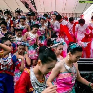 Anthony Wong Yiu-Ming Instagram - 家鄉的鄉民不可以記住自己的歷史，但可以繼續進行各種買賣…..

「誰知是否擁有　誰管多麼荒謬
任年年月月日日晚晚都繼續競投

賣掉舊夢跟舊愁
賣掉伴著我的憂
代換了新愛　才來渡以後
賣掉痛苦買美酒

賣掉寂寞的自由　賣掉願望和感受
賣掉了所有　來期待以後,
賣掉理想買借口」

Posted @withregram • @initiumphoto 【香港23條實施後首個六四，維園歌舞昇平、續辦家鄉嘉年華】https://bit.ly/3X2SRmN 

六四踏入三十五週年，家鄉市集嘉年華連續第二年佔據維園，也是《維護國家安全條例》立法後，香港的首個六四。

「敏感的事情，我們上了年紀便不理會了，買些生活用品較為實際。」從大陸來港居住30多年的林小姐說。

「八九六四那時我都不在現場，即使是真的，幾十年後都淡化了。」林小姐忙於整理手推車裏的特產，表示自己並不關心六四。

「可能以前有學過，但是不記得了。六四是一個什麼節日嗎？」大學生張小姐來自深圳，她從Facebook看到家鄉市集的廣告，於是和友人一行三人乘搭一小時車程來到香港。

被問到知否維園歷年曾舉辦六四晚會，張小姐對此印象模糊，不肯定是否曾在小紅書上看過。
 
第二屆家鄉市集得到政府多個政策局支持，28個省級同鄉社團共設置220多個展攤販賣家鄉特產。維園的叫賣聲和歌聲貫穿全場，部份商戶穿着民族服飾吸引遊客，亦有攤檔提供試食。

遊客以長者結伴同行為主，有同鄉會成群以團體入場，旅遊巴則停泊於維園外。他們拉起印有同鄉會全稱的紅色布匹，豎起拇指站在展板前拍照打卡。

攝：林振東／端傳媒

★成為月付會員，支持華文世界不可或缺的深度報導和多元聲音：https://bit.ly/47ZDzkx

#64