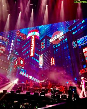 Anthony Wong Yiu-Ming Instagram - 今晚去咗睇陳蕾的演出。

流行樂壇已經改朝換代，很多歌手已經不是生產線合成出來的。這一代的歌手有很多自己的想法，很多自己的話要講，所以我冇掛住影相，我很專心去睇、去聽去感受台上的一切，以免辜負歌手、樂手和製作團隊的努力。(其實台上好多嘢睇好多嘢聽）

「世界與你無關」其實是反話。我覺得你對世界和人類都愛得很深，所以觀眾都很愛你，未來是屬於你的，陳蕾。