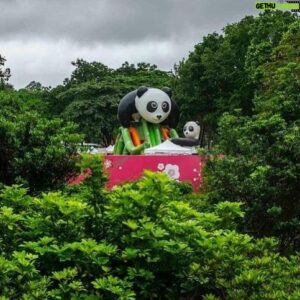 Anthony Wong Yiu-Ming Instagram - 家鄉的鄉民不可以記住自己的歷史，但可以繼續進行各種買賣…..

「誰知是否擁有　誰管多麼荒謬
任年年月月日日晚晚都繼續競投

賣掉舊夢跟舊愁
賣掉伴著我的憂
代換了新愛　才來渡以後
賣掉痛苦買美酒

賣掉寂寞的自由　賣掉願望和感受
賣掉了所有　來期待以後,
賣掉理想買借口」

Posted @withregram • @initiumphoto 【香港23條實施後首個六四，維園歌舞昇平、續辦家鄉嘉年華】https://bit.ly/3X2SRmN 

六四踏入三十五週年，家鄉市集嘉年華連續第二年佔據維園，也是《維護國家安全條例》立法後，香港的首個六四。

「敏感的事情，我們上了年紀便不理會了，買些生活用品較為實際。」從大陸來港居住30多年的林小姐說。

「八九六四那時我都不在現場，即使是真的，幾十年後都淡化了。」林小姐忙於整理手推車裏的特產，表示自己並不關心六四。

「可能以前有學過，但是不記得了。六四是一個什麼節日嗎？」大學生張小姐來自深圳，她從Facebook看到家鄉市集的廣告，於是和友人一行三人乘搭一小時車程來到香港。

被問到知否維園歷年曾舉辦六四晚會，張小姐對此印象模糊，不肯定是否曾在小紅書上看過。
 
第二屆家鄉市集得到政府多個政策局支持，28個省級同鄉社團共設置220多個展攤販賣家鄉特產。維園的叫賣聲和歌聲貫穿全場，部份商戶穿着民族服飾吸引遊客，亦有攤檔提供試食。

遊客以長者結伴同行為主，有同鄉會成群以團體入場，旅遊巴則停泊於維園外。他們拉起印有同鄉會全稱的紅色布匹，豎起拇指站在展板前拍照打卡。

攝：林振東／端傳媒

★成為月付會員，支持華文世界不可或缺的深度報導和多元聲音：https://bit.ly/47ZDzkx

#64