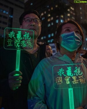 Anthony Wong Yiu-Ming Instagram - Posted @withregram • @the_collectivehk 台灣集會｜國會改革法案三讀通過　入夜七萬人聚集高呼：重啟社會對話

台灣的立法院改革法案引起爭議，上周五有十萬人集會要求退回法案，今（ 28日）午《立法院職權行使法》修正草案已二讀表決通過，進行三讀程序，並在今日五時，三讀通過。

立法院外，集會人士把寫上「公民捍衛民主」和「重啟社會對話」的兩個大白球，透過人群傳遞到立法院閘外，並高叫「捍衛民主」、「拒絕國會黑箱」、「重啟社會對話」的口號。

公民團體宣佈，下周會向行政院請願，要求提請立法院覆議，並積極在國民黨立委選區展開「草根對話」，試圖在「藍白」掌握議會大多數的情況下，影響覆議結。入夜，集會人數達七萬人。

記者：王紀堯

攝影：HEY、徐君浩

#集誌社 #台灣 #立法院改革法案 #三讀通過