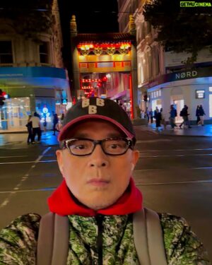 Anthony Wong Yiu-Ming Instagram - 星期三的墨爾本都已經咁繽紛，咁星期四晚我哋要玩盡佢，聽晚舞台上見。

#黃耀明邊走邊唱墨爾本
#黃耀明邊走邊唱悉尼 

Ticketing link in bio and comments