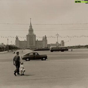 Anton Dolin Instagram - На выставке замечательной немецкой фотохудожницы Эвелин Рихтер в Дюссельдорфе наткнулся на ее съёмку моего родного города. Это Москва в 1957 году. 

Щемящее и жутковатое чувство. Атлантида невозвратная, ушедшая на дно дважды.