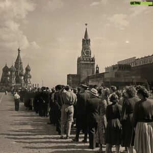 Anton Dolin Instagram - На выставке замечательной немецкой фотохудожницы Эвелин Рихтер в Дюссельдорфе наткнулся на ее съёмку моего родного города. Это Москва в 1957 году. 

Щемящее и жутковатое чувство. Атлантида невозвратная, ушедшая на дно дважды.