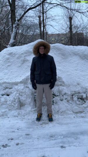 Anton Komolov Instagram - Первая в истории человечества попытка сделать вертикального снежного ангела завершилась фиаско. 
#ПродолжаемПытаться
#МыНеПривыклиОтступать
#ТеперьИмитируемВосхождениеНаЭверест
#АПотомВосхождениеНаДжомолунгму
#ВпередиЛежачееБоковоеСальто