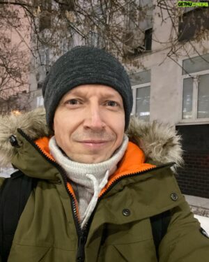 Anton Komolov Instagram - Вот многие жалуются на погоду: то им слишком жарко, то слишком холодно. То мало снега, то слишком его много… А, мне кажется, что зимой снега должно быть ооочень много! Так, чтобы на санках или на лыжах! Так, чтобы в сугроб спиной падать, как на мягкую кровать! Так, чтобы прогулялся немного, а лицо все мокрое от огромных снежинок, падающих с неба…
 
Люблю красивую зиму, деревья под снегом, и чтобы всё белое-белое. И, кстати, можно придумать кучу классных занятий, не уезжая очень далеко! Вот посмотрите, например, какая у нас #зимавПодмосковье!
 
В каждом округе готовят катки, лыжные трассы (кстати, мне в школе практически не было равных в коньковом ходе!), хоккейные площадки, горки. Отличный вариант для отдыха для тех, кто любит созерцание – зимняя рыбалка. А для самых активных – горные лыжи и сноуборды, которые уже пора расчехлить!
 
А можно просто погулять по сказочным подмосковным лесам. Говорят, именно здесь живут Морозко и Снегурочка…
 
#АТакжеДвенадцатьМесяцев
#АЕщёЕгоВеличествоДубак
#НуИКонечноКайСГердой
#АНетЭтиУехалиВДаниюНаПМЖ
#зимавПодмосковье