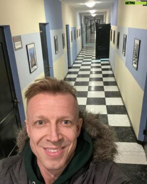Anton Komolov Instagram - Побывал тут в здании, где когда-то находился офис MTV-Россия. Что могу сказать? Лифт тот же самый. Коридоры прежние. Студии "Бодрого утра" и "Капризов", похоже, больше нет (было закрыто). "Шахматная" плитка на полу - в идеальном состоянии! У кого-нибудь есть телефон того плиточника?! 
#ТехСамыхБуквУЛифтовНет
#ИллюминаторыВМонтажкиЗаделали
#Только​ТуалетНаСтаромМесте
#НоСДругимиПравилами
#ПроШтаныКожаныеНеСпрашивайте
#ТогдаВсеТакХодили
#ЭтоЧастьИнициацииБыла