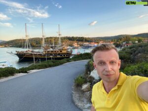 Anton Komolov Instagram - Кажется, такой корабль я в детстве клеил. А вы что клеили?
#КогдаКлеилНеТехМоделей
#МодельОднакоПодросла
#ВидимоПотомуЧтоВВодеСтоял
#ХотяУМеняВродеСПарусамиБыл