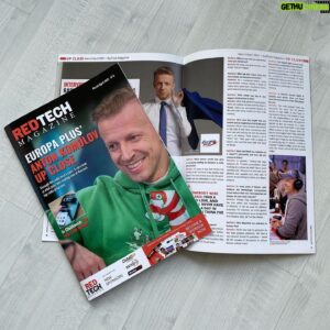 Anton Komolov Instagram - Вот так вот живёшь, работаешь, а потом - бац! И в журнале голландском! 🤷‍♂️🤷‍♂️😊
#ОбсудилиРадиоСИнтернетом
#ПроClubhouseТожеПеретёрли
#КстатиГдеЭтотClubhouse
#ГоворилиКонечноНаГолландском
#МногоКурилиТюльпанилиКрасноФонарили