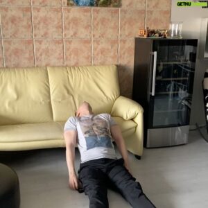Anton Komolov Instagram - Моё состояние после длинных выходных… А вы как входите в рабочий режим?
#СобираюсьНаРаботу
#ЧеловекЖижаСползЧуткаПониже
#НеСтоитПрогибатьсяПодИзменчивыйМир
#ЛучшеПрогнисьПодНеизменныйДиван
#ГибкийЧеловекДляГибкогоГрафика
#ПрезентуюЭкранизациюГуттаперчевогоМальчика