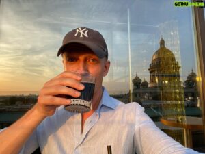 Anton Komolov Instagram - В Питере - говорить в стакан. Или есть варианты поинтереснее? #ВПитереГрызтьСтекло #ВПитереБулькатьКолой #ВПитереНапряженноСмотретьВКамеру #ВПитереХэштегиПридумывать