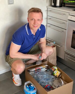 Anton Komolov Instagram - Всем салют! Не удивляйтесь, я не превратился в гоголевского Плюшкина, который тащит в дом всякий хлам, это – пример того, как выглядит сортируемый мусор.

Не знаю, как вы, а я сортирую мусор дома, а потом выбрасываю в соответствующий контейнер. Собственно, делать это несложно: в один пакет все подряд – съедобное, уже несъедобное и неперерабатываемое. А в коробку (так удобнее) – пластик, стекло, бумага (включая упаковку тетрапак), металл (главное не забыть снять этикетку) По-моему, легко запомнить! 

Для новичков (а я сам не так давно был таким) компания Bonduelle запустила образовательный проект, где рассказывают, что и как можно предпринять, чтобы сделать свою жизнь более экологичной. Проект был создан при консультации с экспертами Greenpeace. На сайте можно скачать для начала простую шпаргалку: что собирать, куда потом сдавать и тп. А под хэштегом #bonduellerecycle можно найти больше интересных материалов о переработке и устойчивом развитии. Обязательно заходите раз в неделю и проверяйте новые лайфхаки. (Кстати, на сегодняшний день 80% упаковки продукции Bonduelle отправляется на переработку. А к 2025 году этот показатель планируется довести до 100%). 

Мы тоже можем серьезно уменьшить количество производимых отходов. Сейчас один человек в среднем производит почти полтонны отходов в год. Это – почти полтора килограмма в день! И 90% из них гниет потом на свалках. Одно из решений – переработка мусора. Это под силу каждому из нас!
#СвалимСвалкиНаСвалкуИстории
#ВместоСъедобноеНесъедобное
#ИграемТеперьВПерерабатываемоеНеперерабатываемое
#ВеликаРоссияАМусоритьУжеНегде