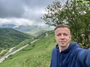 Anton Komolov Instagram - Когда за окном то ли осень, то ли зима, приятно повспоминать лето и летние поездки. Ловите фото из Осетии. Будете планировать свой следующий отпуск, имейте её в виду: красиво, гостеприимно, вкусно!
#МожноВЦаряГорыИграть
#МожноСырЕстьВиноПить
#МожноПапахуНосить
#МожноКрасотыФотографировать
#НельзяДелитьНаНоль