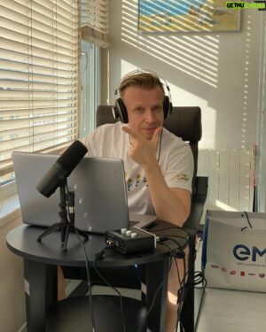 Anton Komolov Instagram - Как говорил Ходжа Насреддин: «Если гора не идёт к Магомету, то Магомет идёт к горе». Если Антон не идёт в студию, то студию идёт к Антону! ☝️😀
#ЧурЯвДомике
#ГлааноеСделатьДомашнююРаботу
#АвКлассеПроведемРаботуНадОшибками
#ШоуРАШТыМойКраш
#ТоЛиПистолетВРуке
#ТоЛиМоиЛюдиВсегдаСоМной