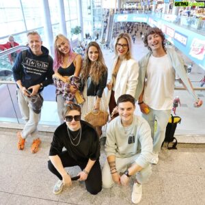 Anton Komolov Instagram - Ну, мы как-то вот так полетели на Crazy Weekend с Европой Плюс в Дубай! А у вас какие планы?
#ЛайфхакАэрофобам
#ЗашторитьИллюминаторы
#МузыкуПогромче
#НимнооооошкШампанского