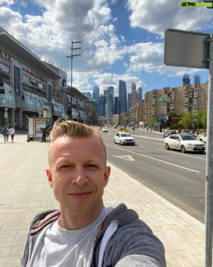 Anton Komolov Instagram - Говорят, один из признаков настоящего коренного москвича - у него нет фото на Красной площади. 
#АНаФонеСитиЕсть
#ПошёлГулятьБудьДобрЗафиксируй
#НеЗафиксировалНеГулял
#НеГулялНеЖил
#АВыГдеОбычноФоткаетесь