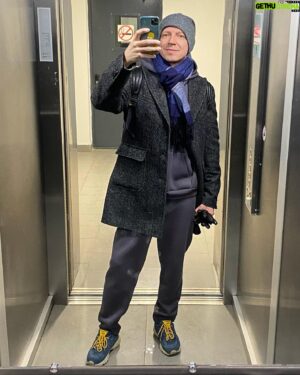 Anton Komolov Instagram - Когда подбираешь кроссовки под чехол телефона. 
#ФэшнНашПрофэшн
#ПрограммаМосковскоеЛифтолучье
#ИМосковскоеБесхэштэжье