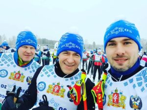 Anton Shipulin Instagram - Как же классно началось сегодня утро! Морозно, солнечно, свежо, я вместе с Губернатором Свердловской области Евгением Куйвашевым пробежал дистанцию на «Лыжне России». Тысячи уральцев вместе с нами спешили к финишу. У всех прекрасное настроение, азарт в глазах, эмоции переполняют.
Зима — моя стихия! Я обожаю снег, мороз, лыжи и гонки! Уверен, такие соревнования как «Лыжня Россия» объединяют нас, стимулируют заниматься спортом, вести активный образ жизни. Вы сегодня встали на лыжи, пробежали?