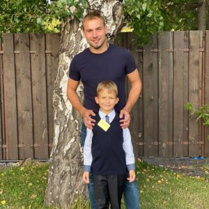 Anton Shipulin Instagram - Сегодня мой крестный сын Георгий пошел в первый класс! Жаль, что из-за пандемии я не смог отвести его в школу, держа за руку, как обещал. Но приехал к нему вечером, поздравил, сказал напутственные слова. Гоша у нас парень смышленый, любознательный. Уверен, школьная жизнь у него будет увлекательной и запоминающейся.

Я поздравляю школьников, учителей и родителей с наступлением нового учебного года! Всем ребятам, а особенно первоклашкам, желаю удачи! Получайте знания и опыт, не бойтесь ошибаться и начинать все сначала, будьте усидчивыми и старательными. Тогда вы добьетесь всего того, о чем мечтаете!

Отдельно хочу поблагодарить педагогов за их нелегкий труд. Спасибо, что помогаете ребятам получать знания, познавать этот мир, дарите им веру в собственные силы и служите достойным примером.