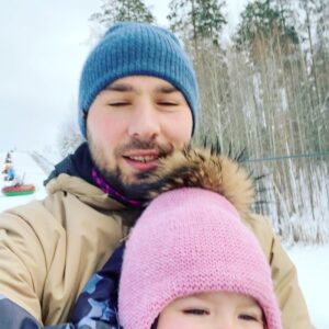 Anton Shipulin Instagram - 1 января всегда в нашей семье-это праздник для детей! 
С Новым Годом!!! 🎉🎉🎉