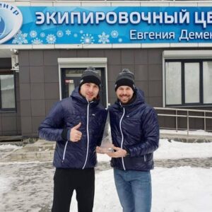 Anton Shipulin Instagram - Заехал сегодня за экипировкой в @de_ski_sport в Екатеринбурге, а тут великий Сергей Устюгов @sergei86m ! Поздравил его с серебром Тур де Ски (даже сфоткались с его призом 😎), обсудили последние новости и договорились как-нибудь потренироваться вместе. Рад был видеть!