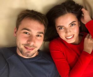 Anton Shipulin Instagram - К 14 февраля можно относиться по-разному, критиковать или наоборот обожать этот праздник. Для меня «День влюбленных» — лишний повод сказать своей жене Луизе @shipulina_luiza , как сильно я ее люблю, как благодарен за все, что она делает для меня и нашей семьи.
Сегодня я успел всего на 3 часа заехать домой. Подарил любимой цветы, поцеловал ее, поиграл с детьми и … поехал в свой избирательный округ. Завтра насыщенный рабочий день.
Цените такие мгновения, проведенные с самыми любимыми. Из этого и складывается счастье) 
С праздником! ❤ любите друг друга!!!❤❤❤