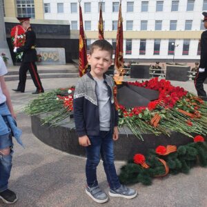 Anton Shipulin Instagram - Сегодня впервые брал старшего сына Диму на Парад Победы. Он вместе с другими детьми возложил цветы к вечному огню. 

Друзья, с Днём Победы нас всех! Пусть никогда не будет войны, пусть наши дети никогда не познают ее ужасов. 
Счастья и мира!